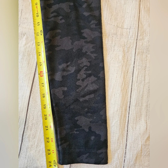 SPANX Women's •Size Large• Seamless Compression Camoflauge Black Gray Leggings - Picture 6 of 8